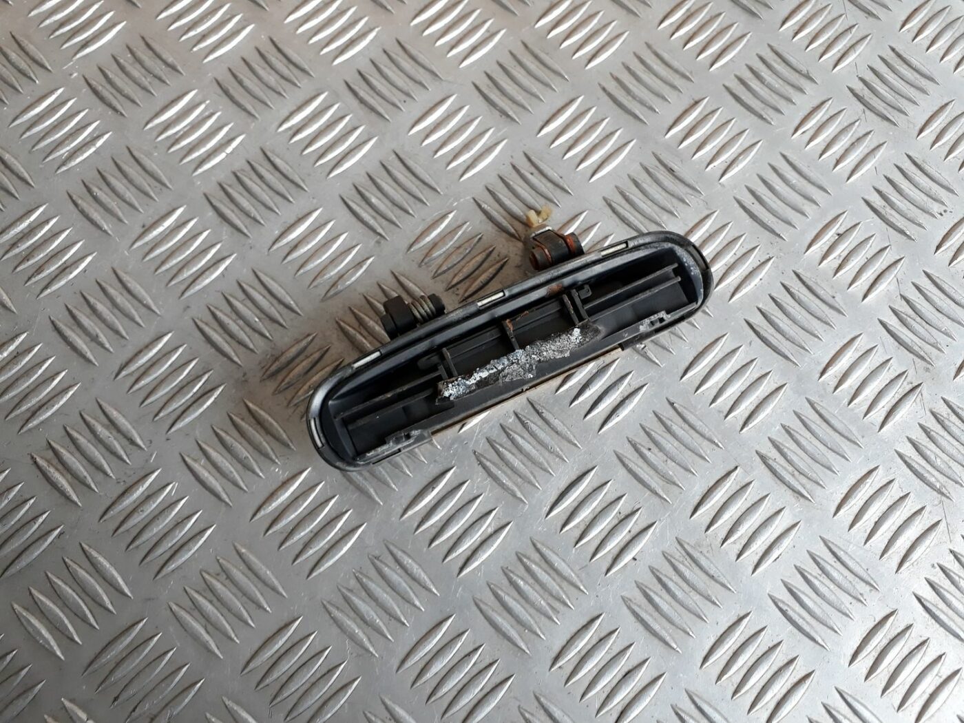 Aizmugurējais kreisais durvju rokturis priekš AUDI A4 1999