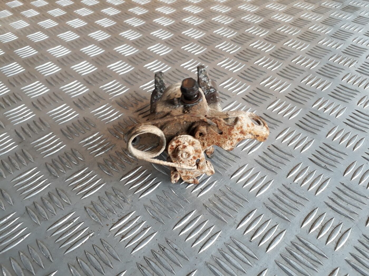 Aizmugurējais kreisais suports priekš AUDI A4 1999