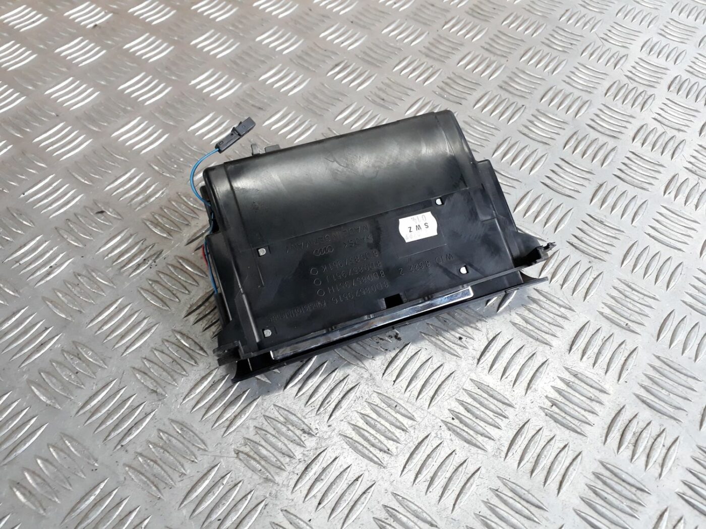 Pelnu trauks priekš AUDI A4 1999