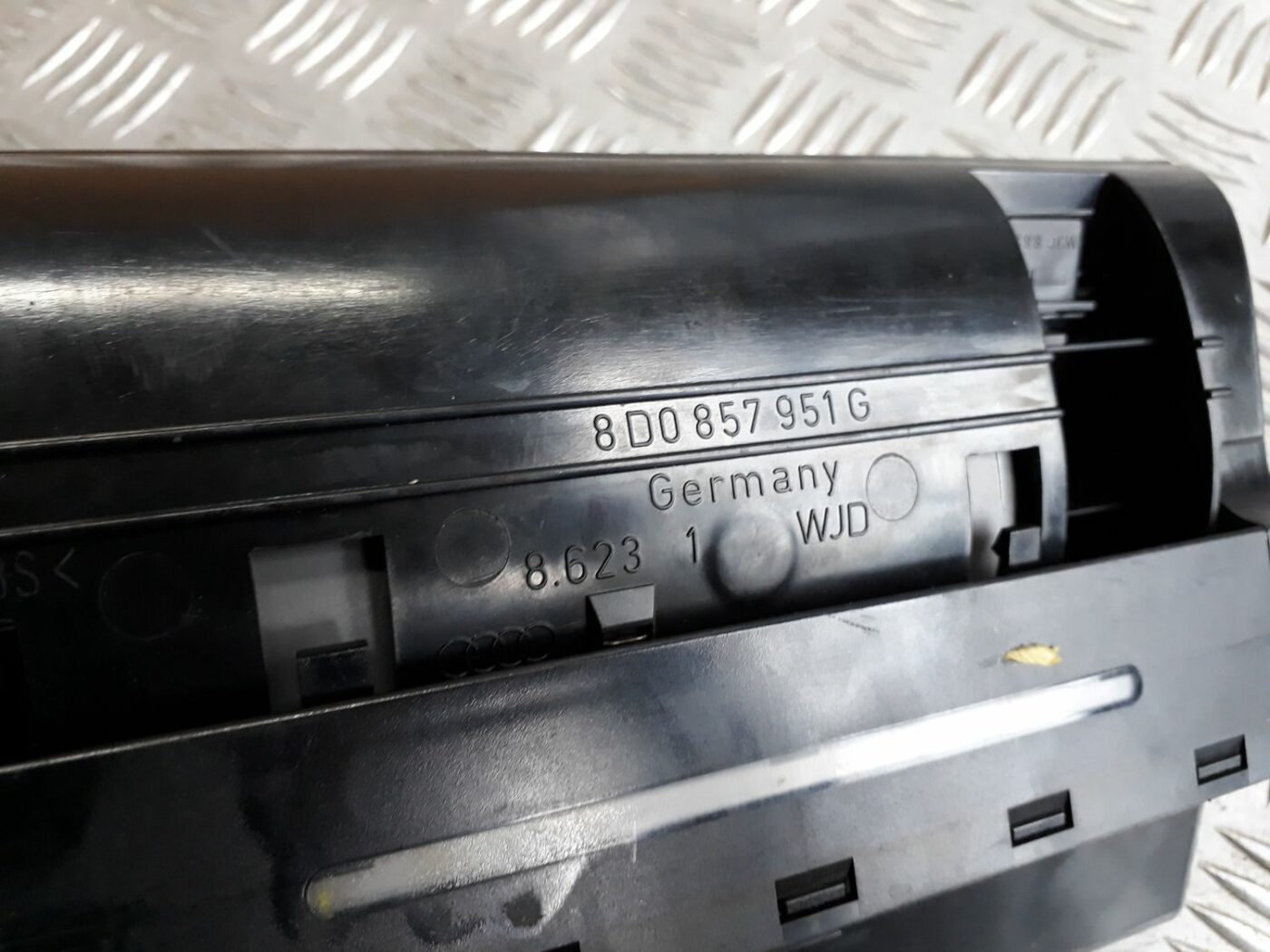 Pelnu trauks priekš AUDI A4 1999