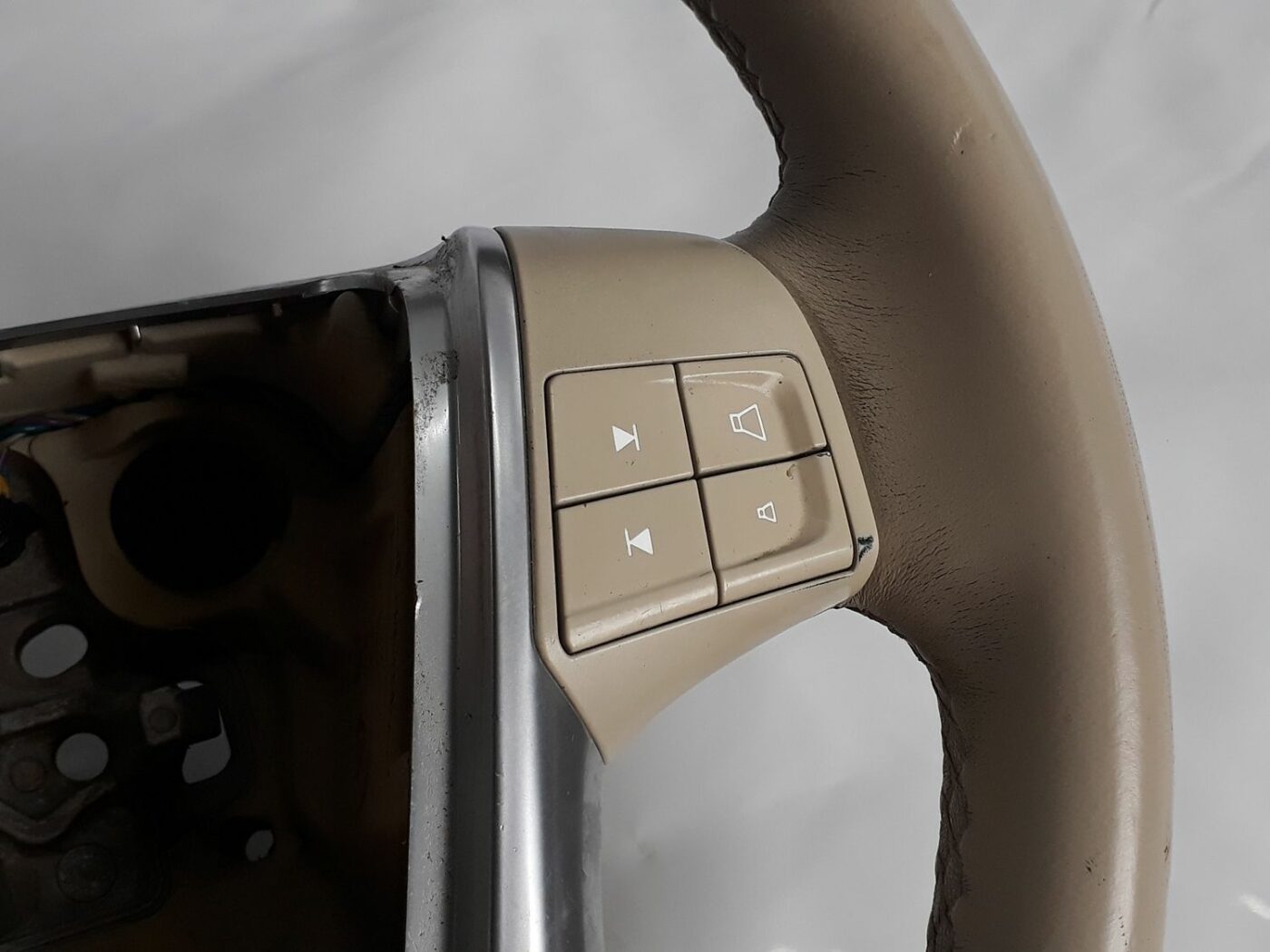 Stūre priekš VOLVO V70 2010 2 Stūre priekš VOLVO V70 2010