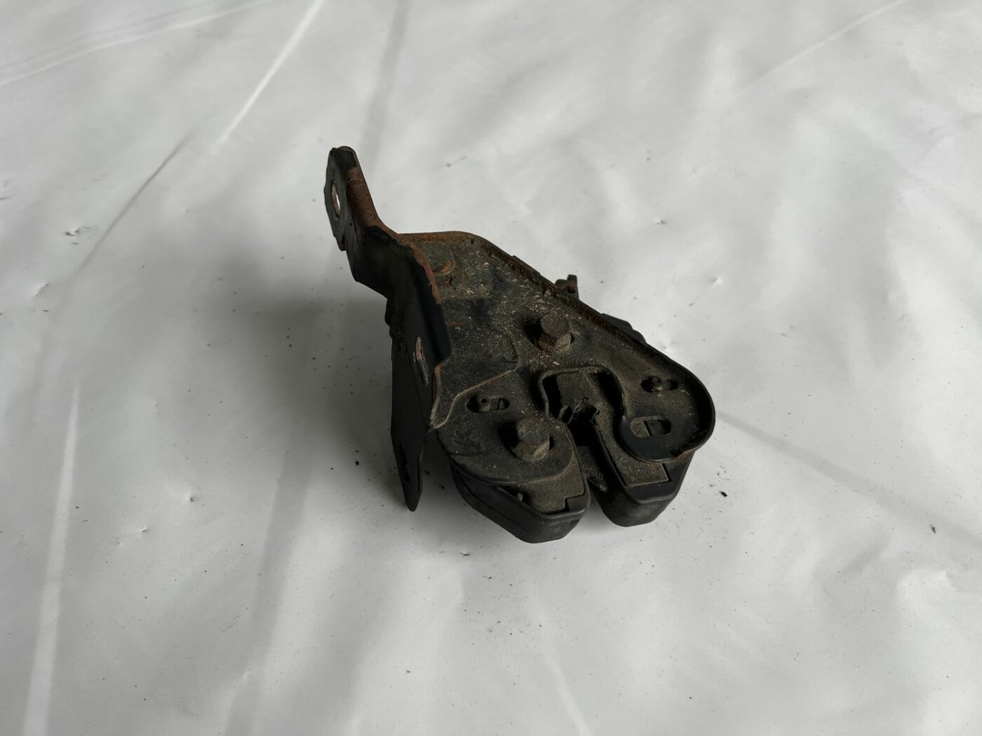 Pārsega slēdzene priekš VOLVO V70 2000 2 Pārsega slēdzene priekš VOLVO V70 2000