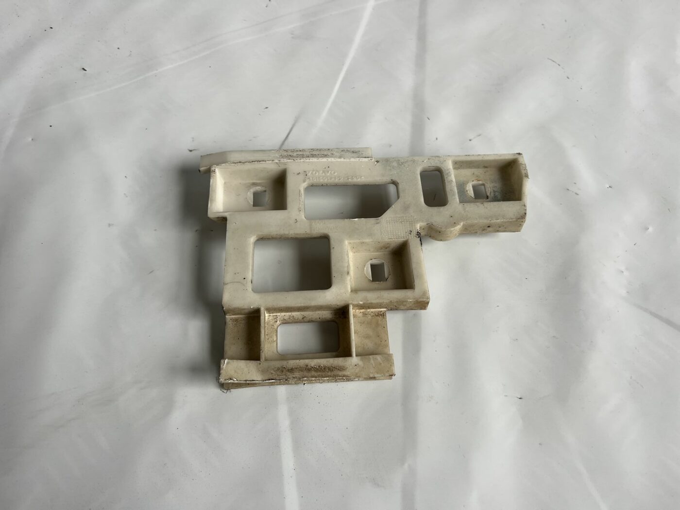 Priekšēja bufera kronšteins priekš VOLVO V70 2000