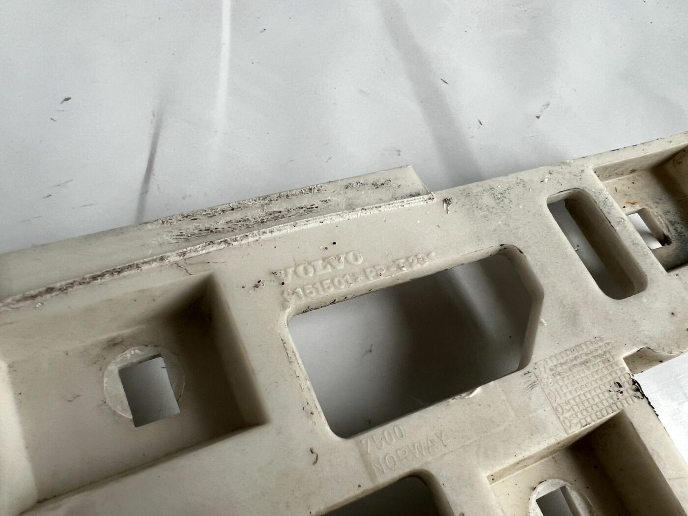 Priekšēja bufera kronšteins priekš VOLVO V70 2000