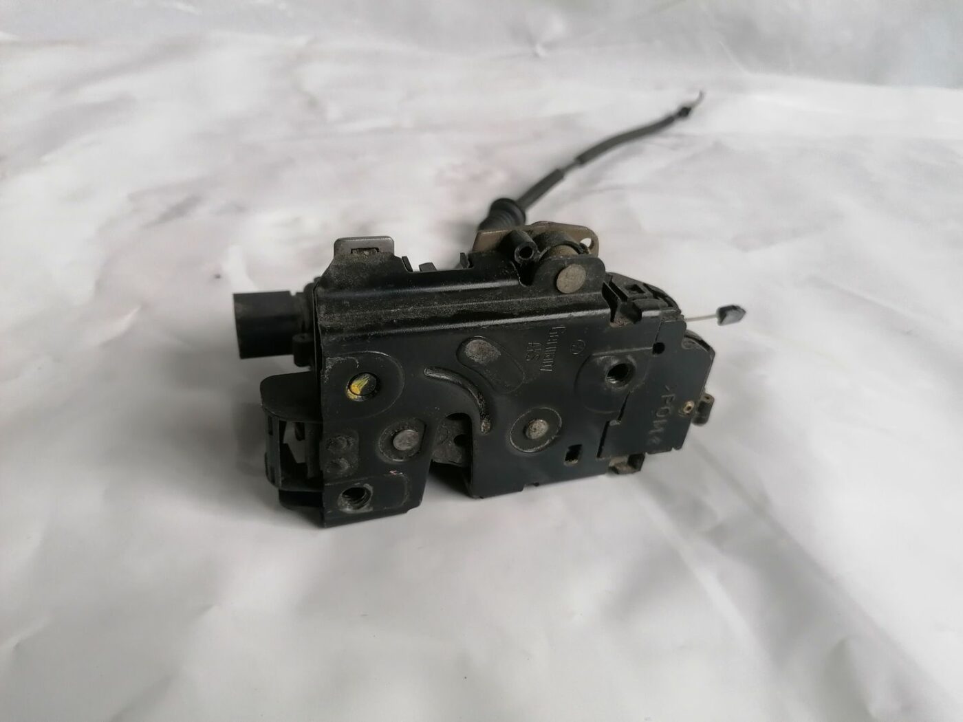 Priekšējo kreiso durvju slēdzene priekš VW NEW BEETLE 2001 2 Priekšējo kreiso durvju slēdzene priekš VW NEW BEETLE 2001