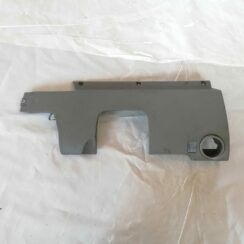 Mērinstrumentu paneļa apdare (zem stūres) priekš VW NEW BEETLE 2001