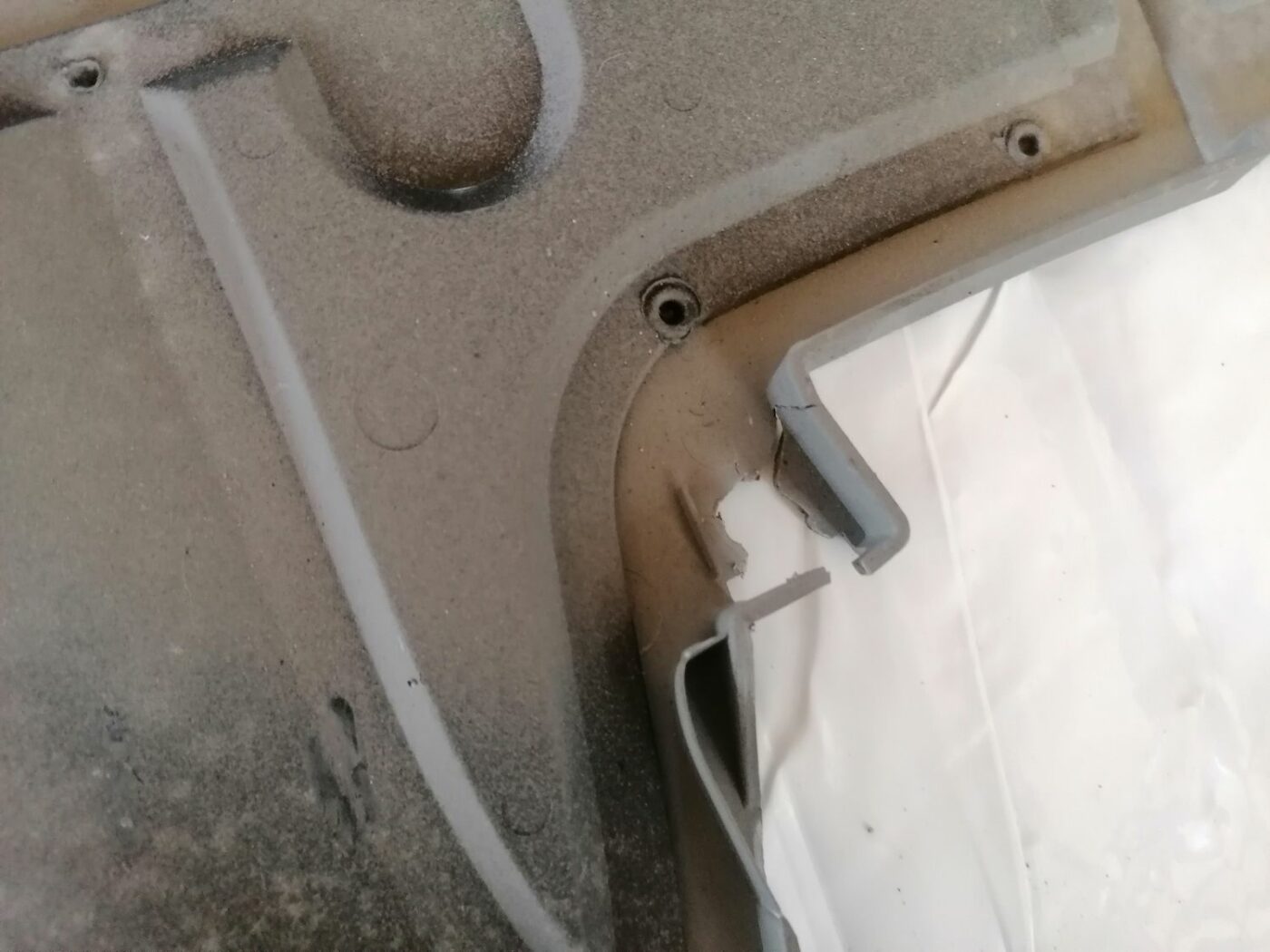 Mērinstrumentu paneļa apdare (zem stūres) priekš VW NEW BEETLE 2001