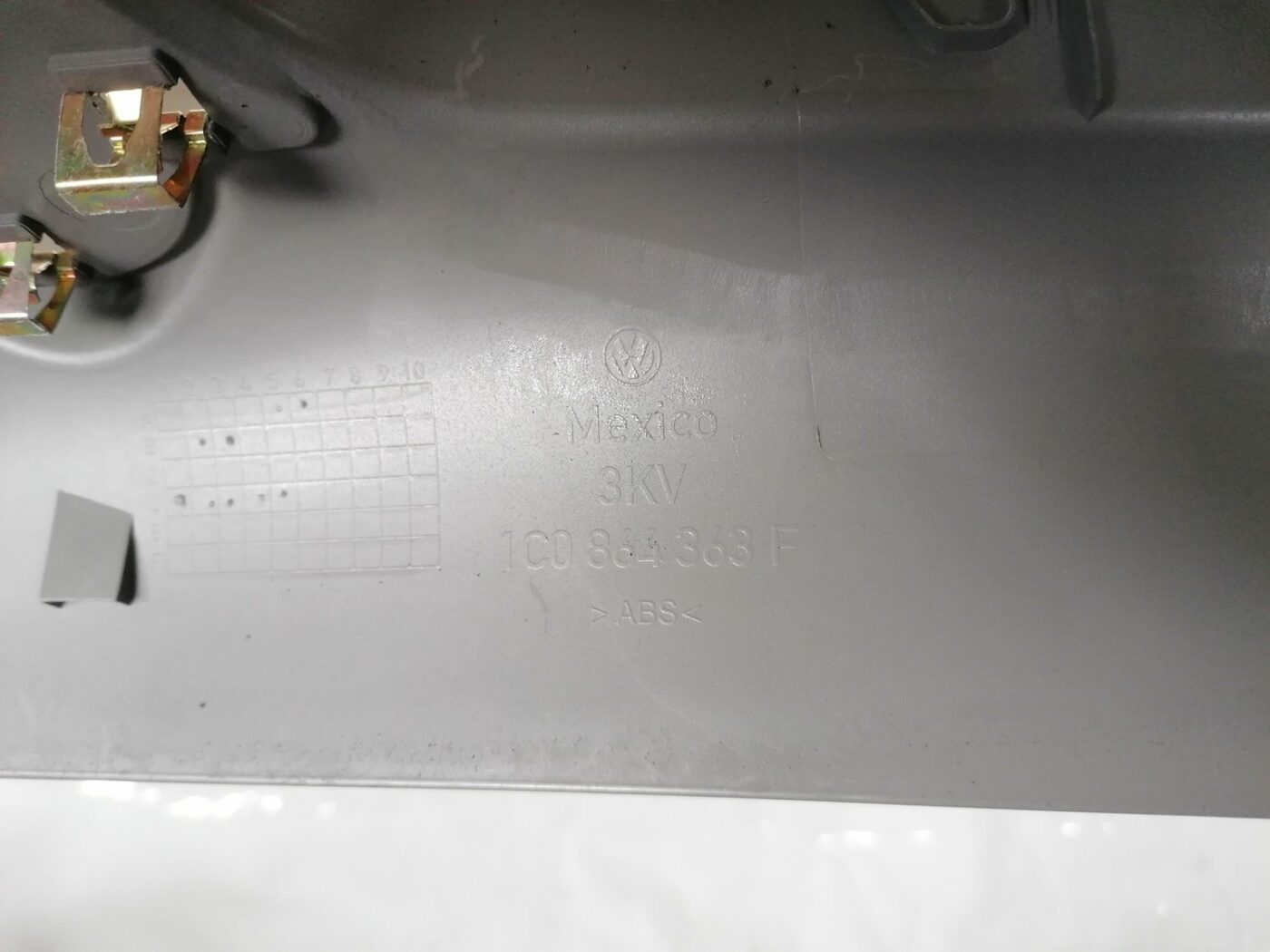 Centrālās konsoles apdares lielākā daļa priekš VW NEW BEETLE 2001 3 Centrālās konsoles apdares lielākā daļa priekš VW NEW BEETLE 2001