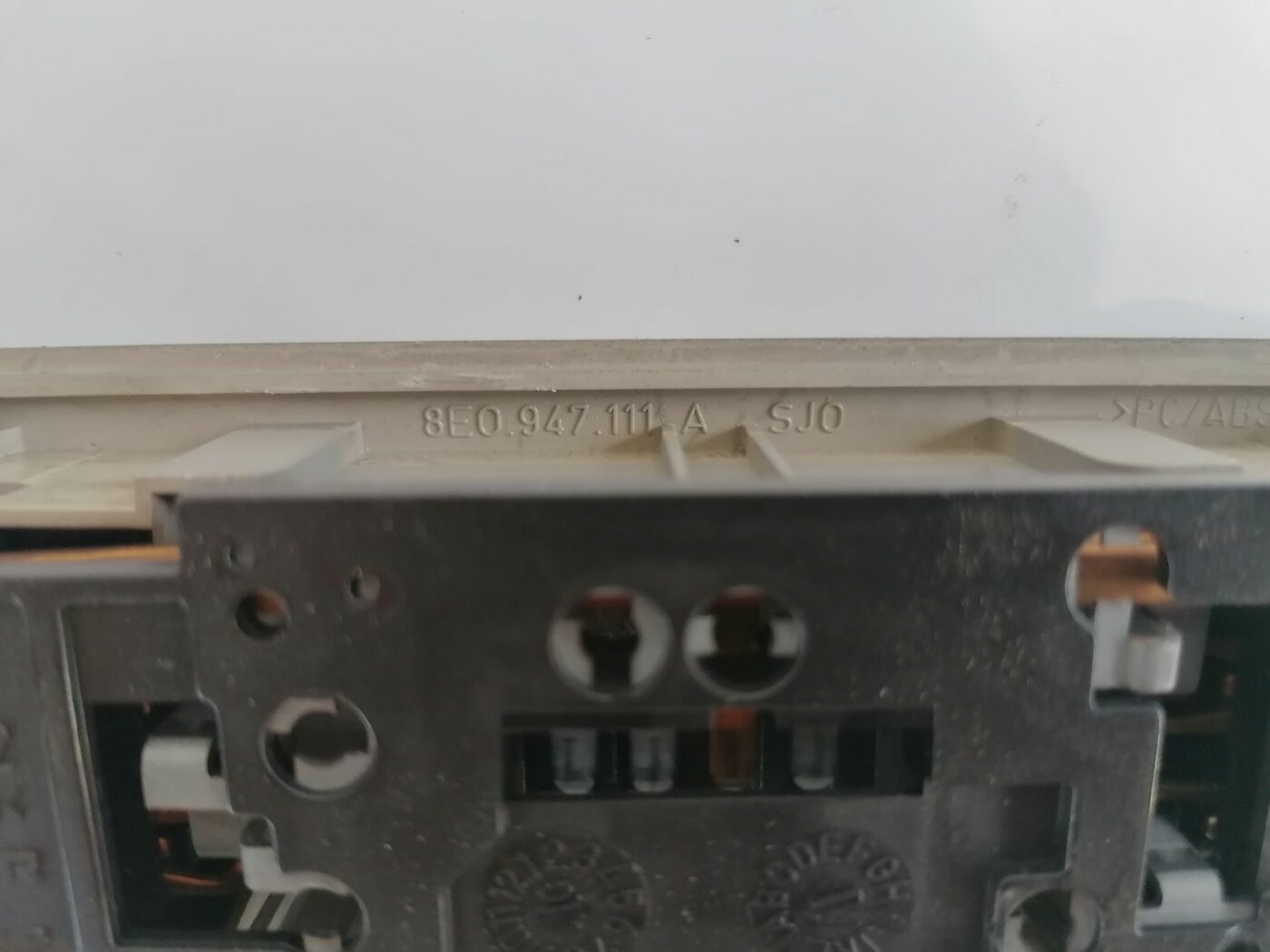 Aizmugurējo sēdvietu apgaismojums priekš AUDI A4 2001 SEDAN 3 Aizmugurējo sēdvietu apgaismojums priekš AUDI A4 2001 SEDAN