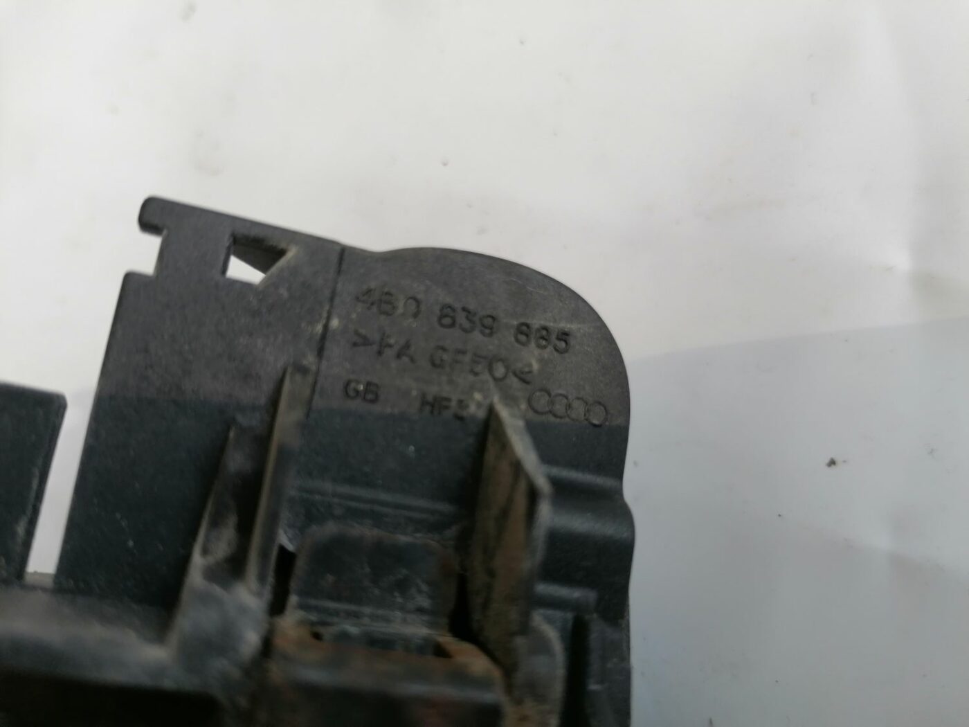 Aizmugurējais kreisais durvju rokturis priekš AUDI A4 2001 SEDAN 3 Aizmugurējais kreisais durvju rokturis priekš AUDI A4 2001 SEDAN