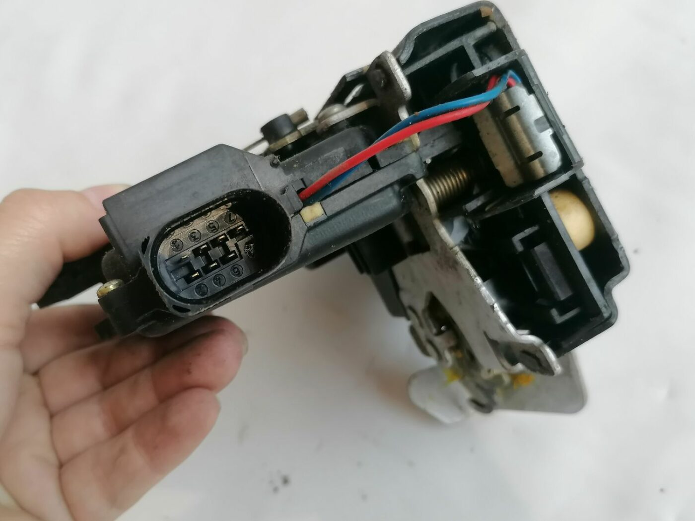 Aizmugurējo labo durvju slēdzene priekš AUDI A4 2001 SEDAN