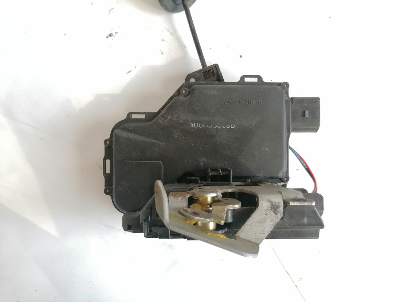 Aizmugurējo labo durvju slēdzene priekš AUDI A4 2001 SEDAN