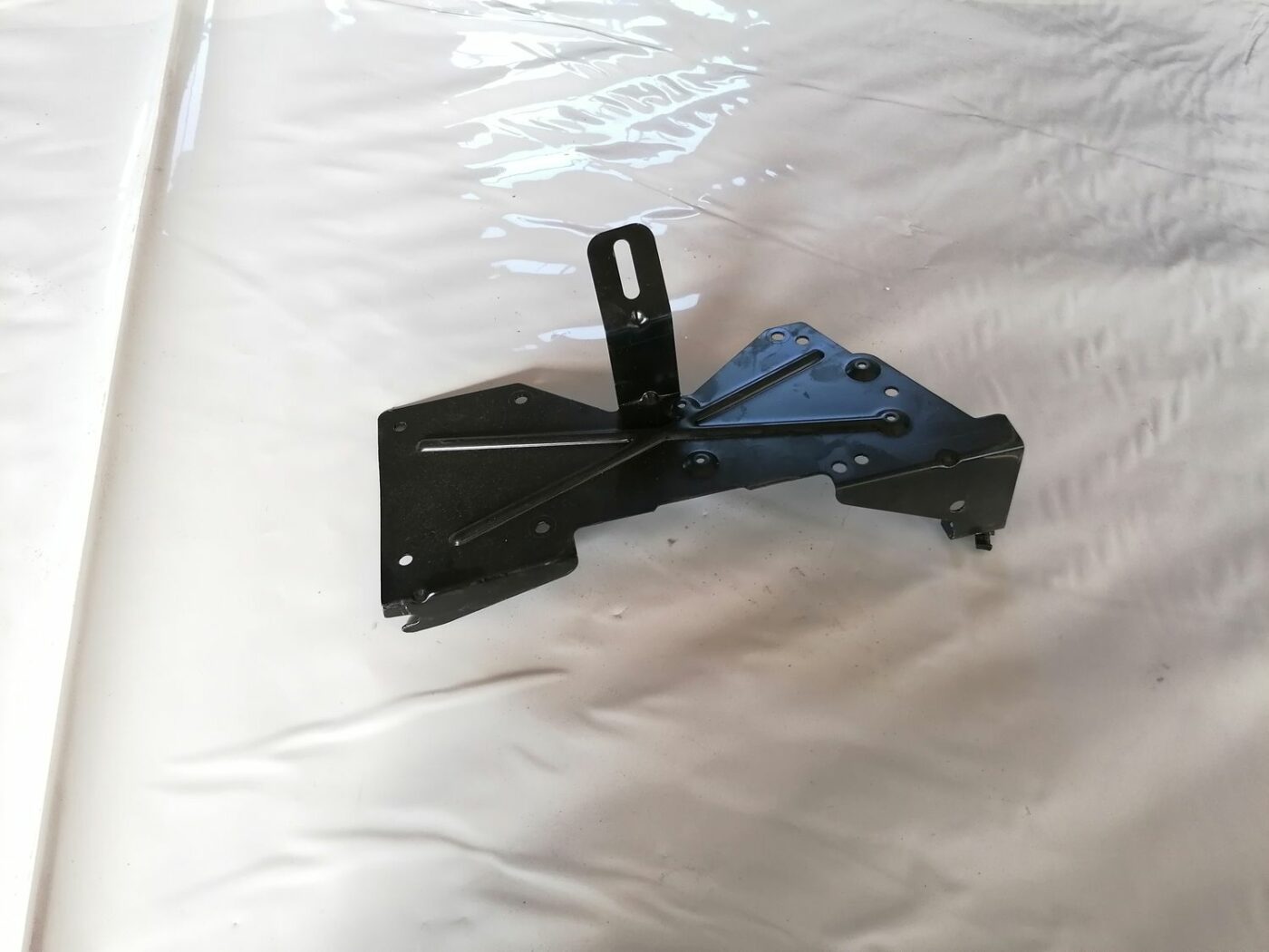 Audio pastiprinātāja kronšteins priekš AUDI A4 2001 SEDAN 1 Audio pastiprinātāja kronšteins priekš AUDI A4 2001 SEDAN