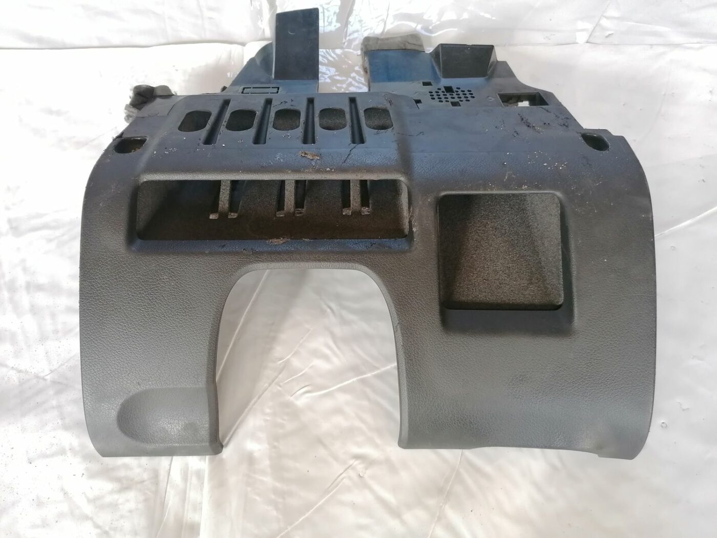 Mērinstrumentu paneļa apdare (zem stūres) priekš AUDI A4 2001 SEDAN