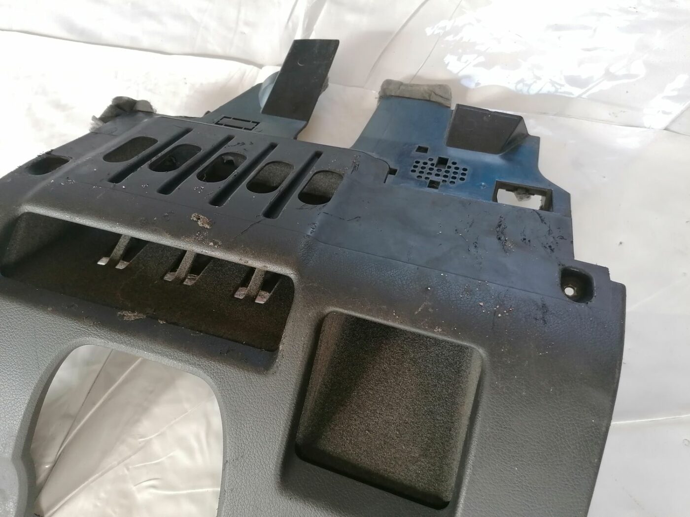 Mērinstrumentu paneļa apdare (zem stūres) priekš AUDI A4 2001 SEDAN