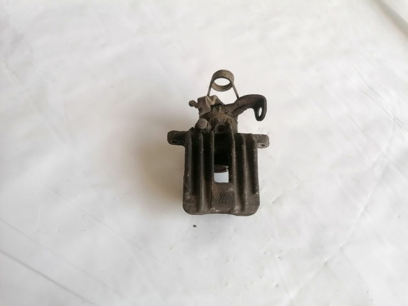 Aizmugurējais kreisais suports priekš AUDI A4 2001 SEDAN 1 Aizmugurējais kreisais suports priekš AUDI A4 2001 SEDAN