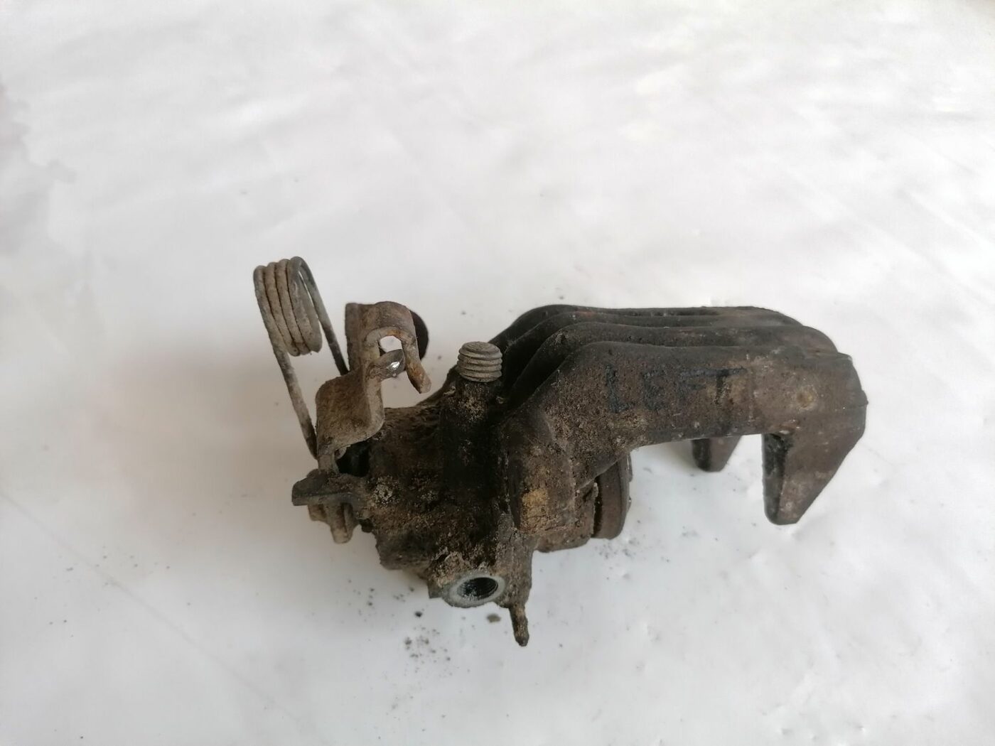 Aizmugurējais kreisais suports priekš AUDI A4 2001 SEDAN 5 Aizmugurējais kreisais suports priekš AUDI A4 2001 SEDAN