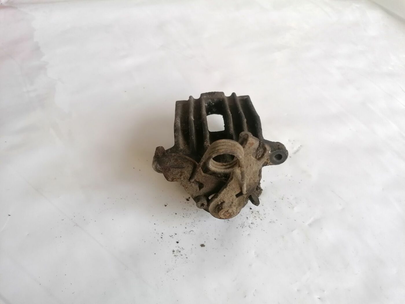 Aizmugurējais kreisais suports priekš AUDI A4 2001 SEDAN 3 Aizmugurējais kreisais suports priekš AUDI A4 2001 SEDAN