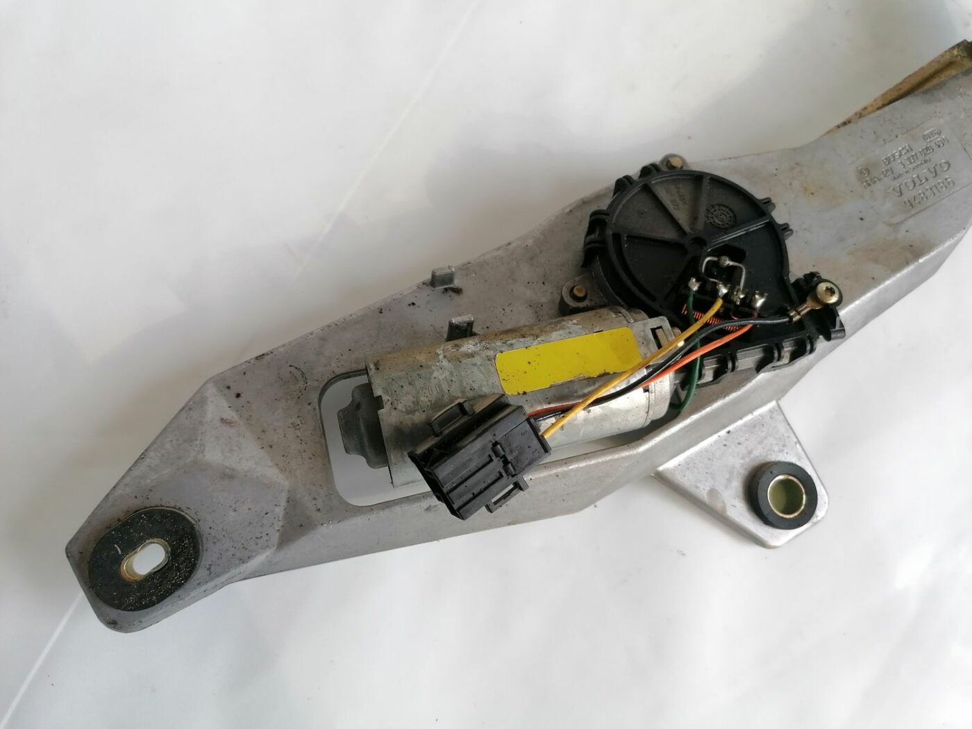 Aizmugurējā stikla tīrītāja motors priekš VOLVO V70 2000 2 Aizmugurējā stikla tīrītāja motors priekš VOLVO V70 2000