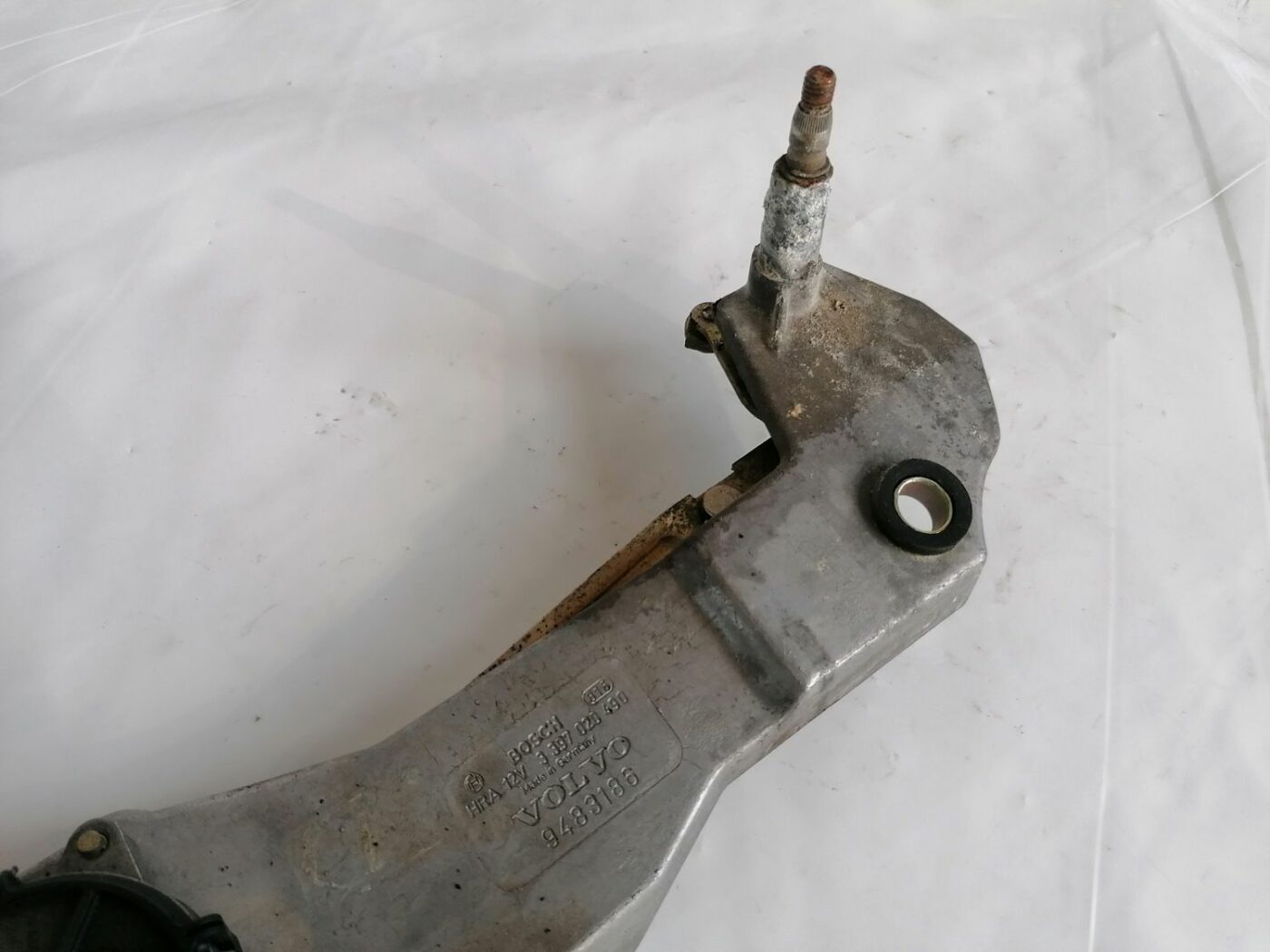 Aizmugurējā stikla tīrītāja motors priekš VOLVO V70 2000 7 Aizmugurējā stikla tīrītāja motors priekš VOLVO V70 2000