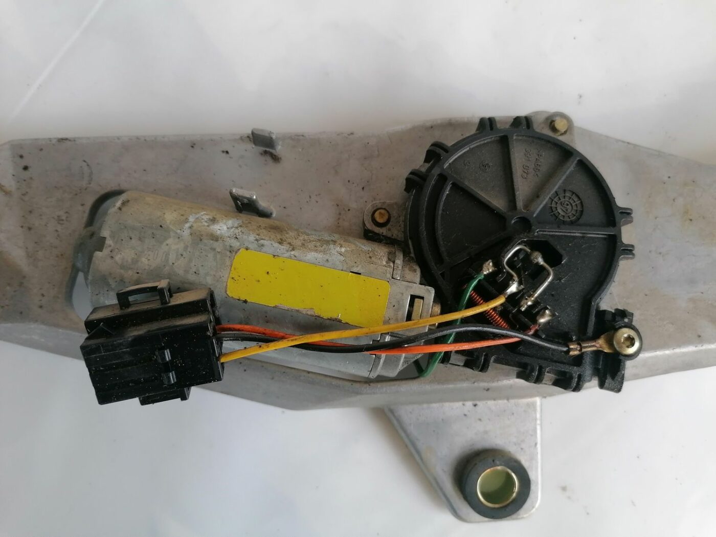 Aizmugurējā stikla tīrītāja motors priekš VOLVO V70 2000 5 Aizmugurējā stikla tīrītāja motors priekš VOLVO V70 2000