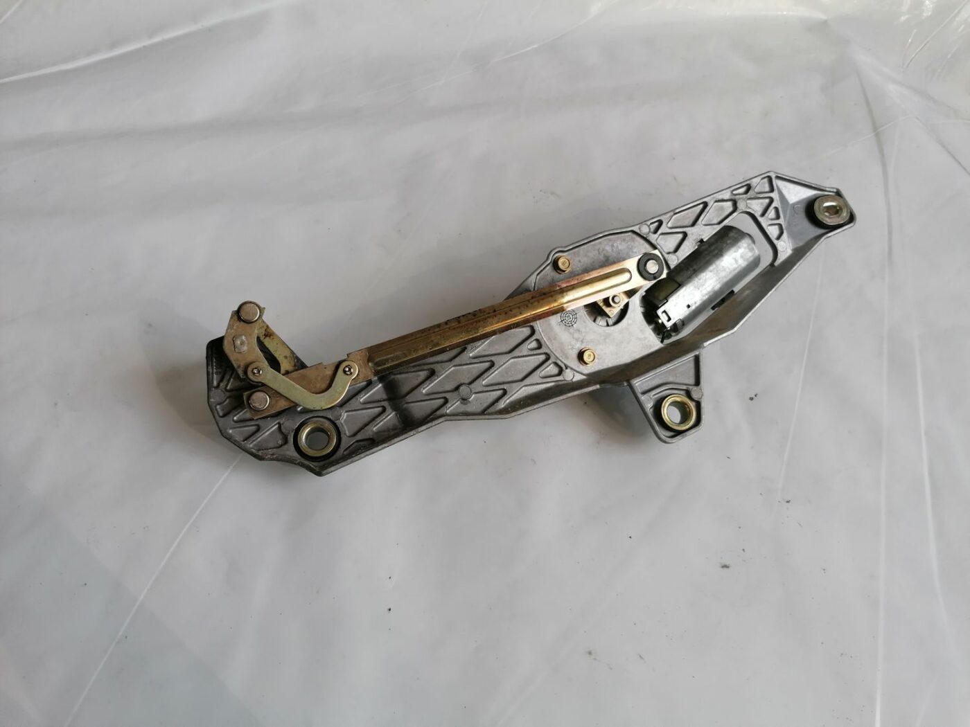 Aizmugurējā stikla tīrītāja motors priekš VOLVO V70 2000 3 Aizmugurējā stikla tīrītāja motors priekš VOLVO V70 2000