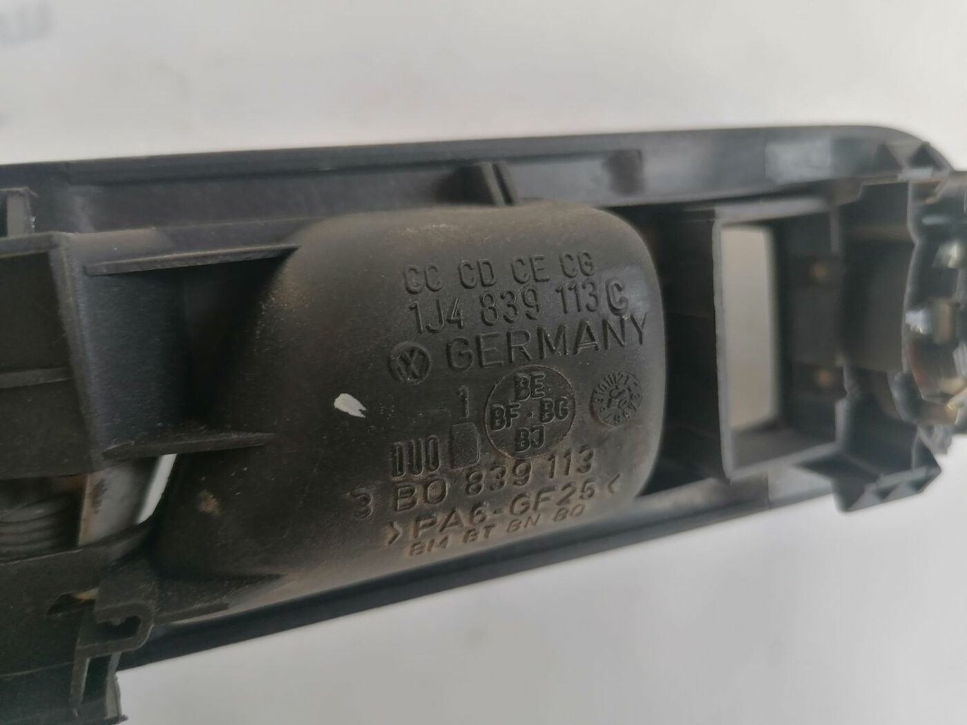 Salona durvju rokturis, aizmugures kreisais priekš VW PASSAT 2003 UNIVERSAL BLUE