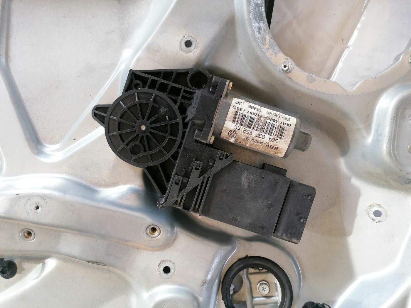 Stikla pacelšanas mehānisma panele priekš VW PASSAT 2003 UNIVERSAL BLUE 2 Stikla pacelšanas mehānisma panele priekš VW PASSAT 2003 UNIVERSAL BLUE