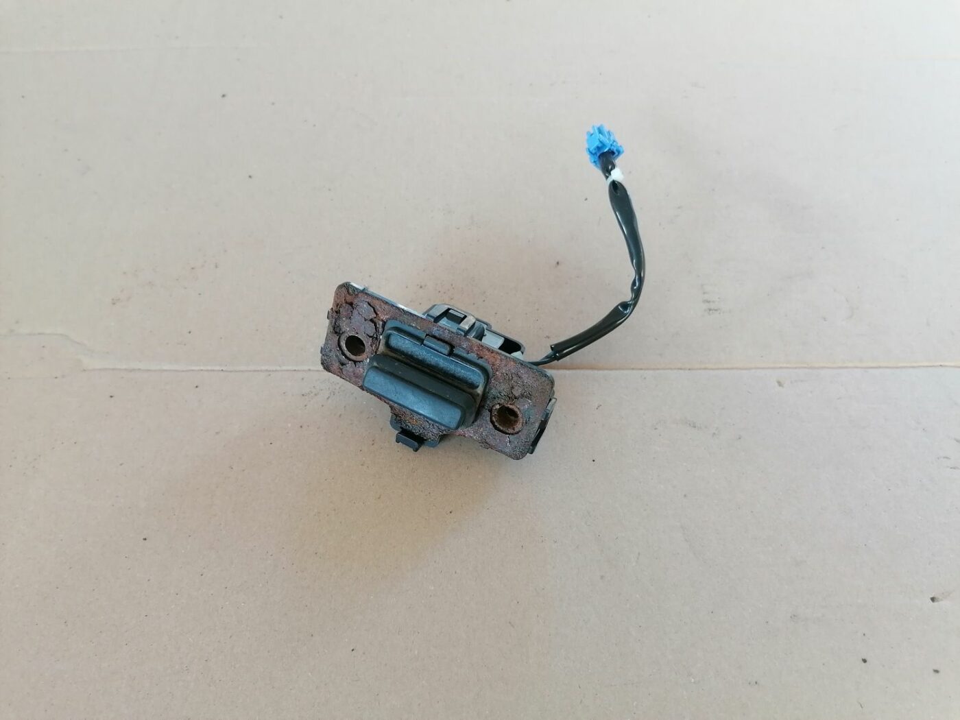 Bagažnieka vāka rokturis priekš HONDA ACCORD 2003 SILVER 1 Bagažnieka vāka rokturis priekš HONDA ACCORD 2003 SILVER