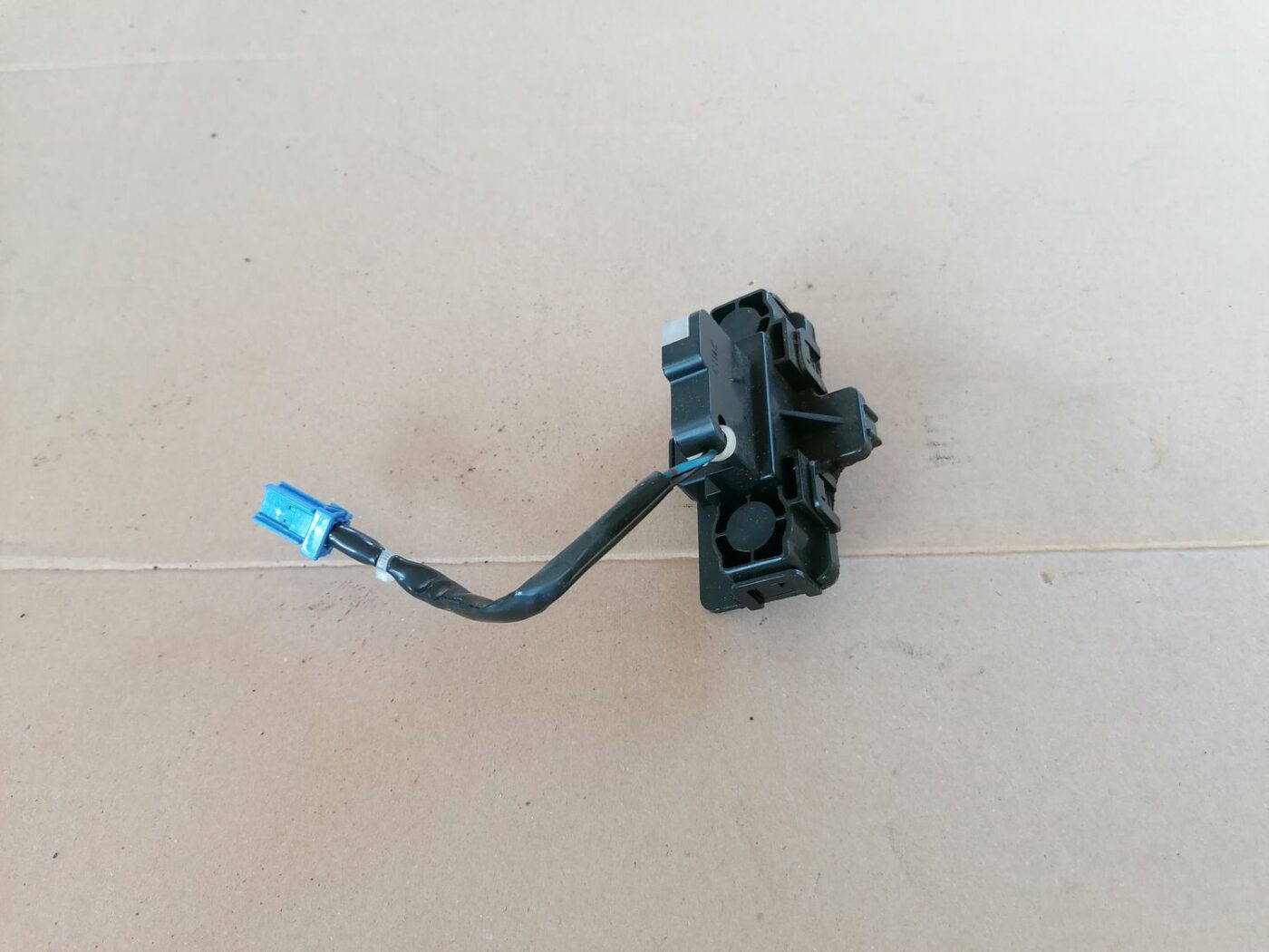 Bagažnieka vāka rokturis priekš HONDA ACCORD 2003 SILVER 5 Bagažnieka vāka rokturis priekš HONDA ACCORD 2003 SILVER