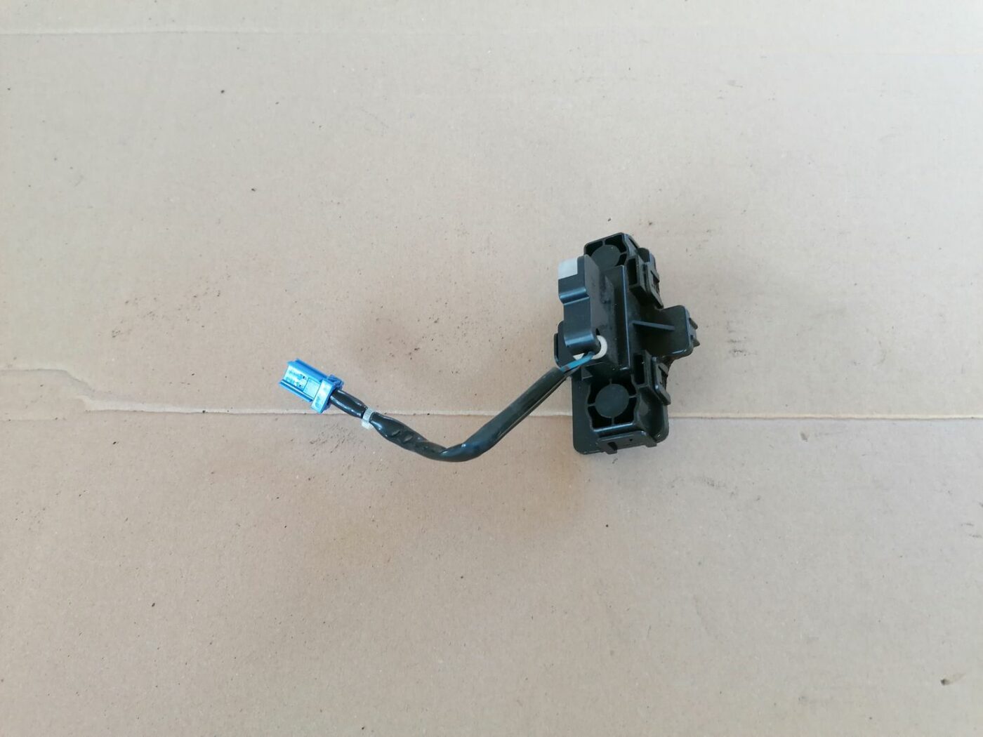 Bagažnieka vāka rokturis priekš HONDA ACCORD 2003 SILVER 3 Bagažnieka vāka rokturis priekš HONDA ACCORD 2003 SILVER