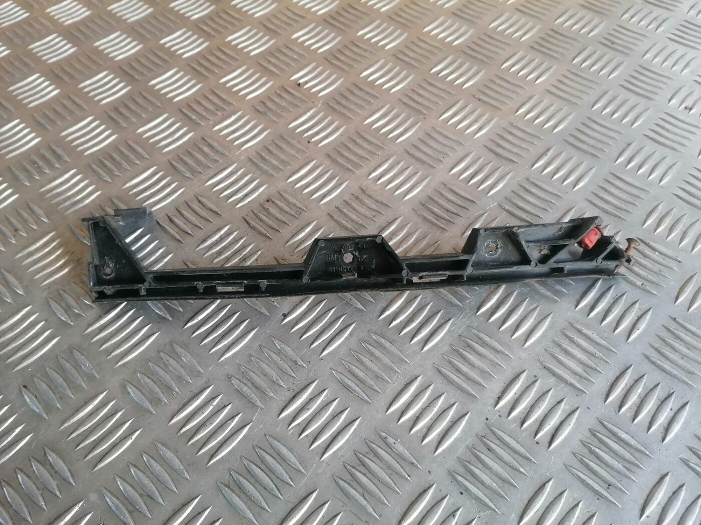 Priekšēja bufera labais kronšteins priekš OPEL VECTRA C 2002 3 Priekšēja bufera labais kronšteins priekš OPEL VECTRA C 2002