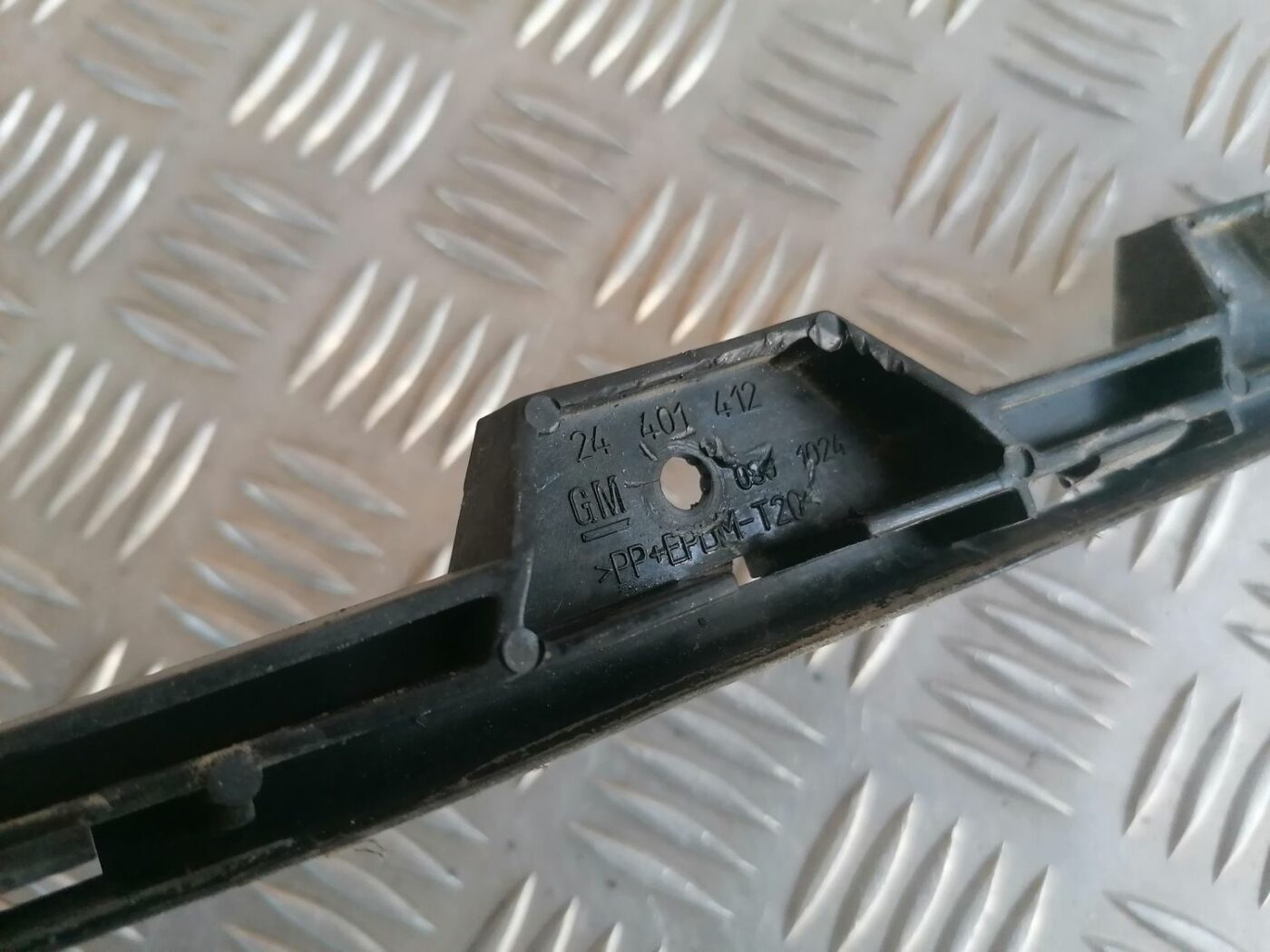 Priekšēja bufera labais kronšteins priekš OPEL VECTRA C 2002 2 Priekšēja bufera labais kronšteins priekš OPEL VECTRA C 2002