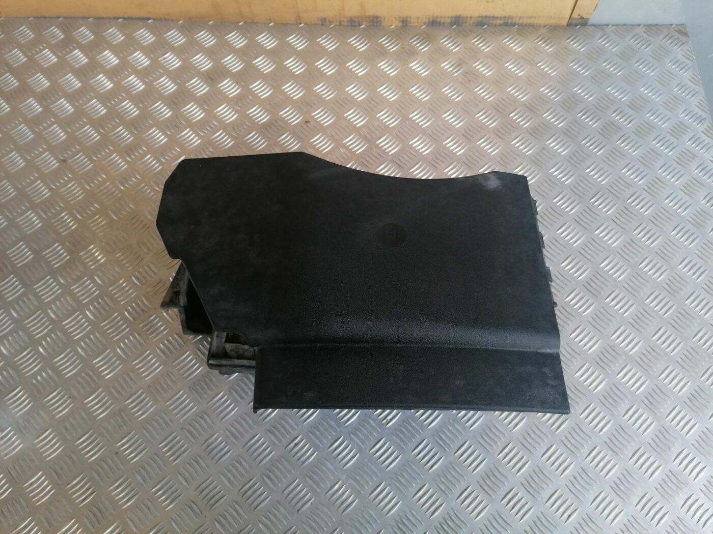 Akumulatora stiprināšanas korpuss priekš OPEL VECTRA C 2002 1 Akumulatora stiprināšanas korpuss priekš OPEL VECTRA C 2002