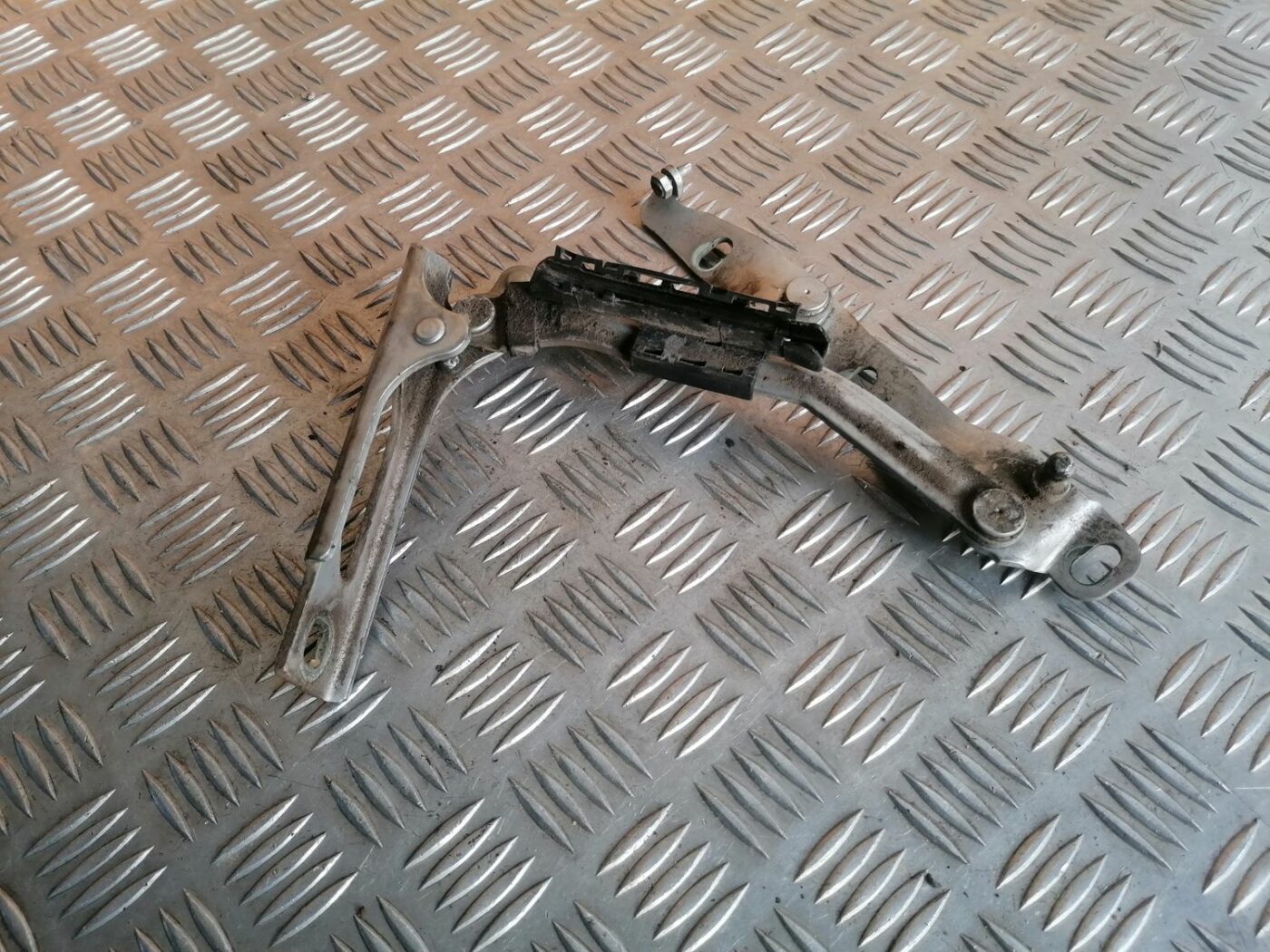 Bagažnieka vāka eņģe priekš OPEL VECTRA C 2002 2 Bagažnieka vāka eņģe priekš OPEL VECTRA C 2002