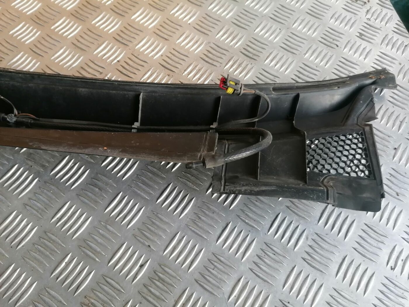 Vējstikla uzlikas (deflektora) režģis priekš OPEL VECTRA C 2002