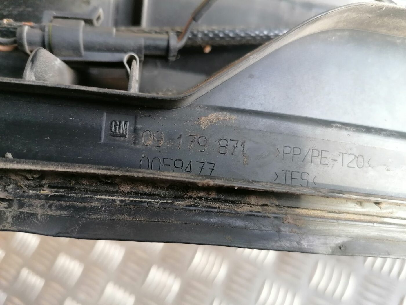 Vējstikla uzlikas (deflektora) režģis priekš OPEL VECTRA C 2002