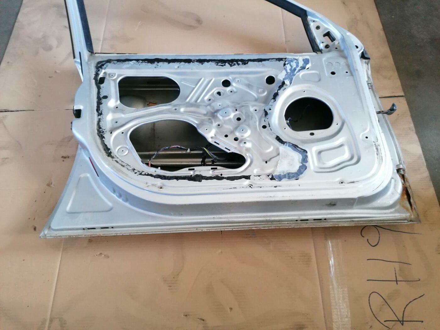 Priekšējās kreisās durvis priekš OPEL VECTRA C 2002