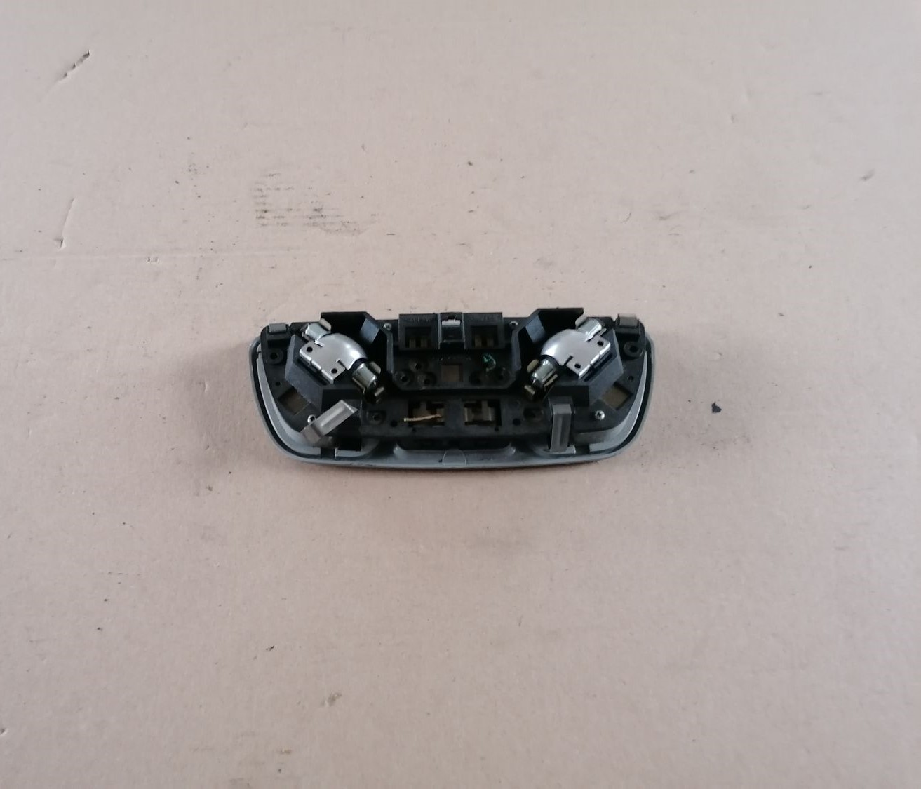 Aizmugurējo sēdvietu apgaismojums priekš VOLVO S60 2004 6 Aizmugurējo sēdvietu apgaismojums priekš VOLVO S60 2004