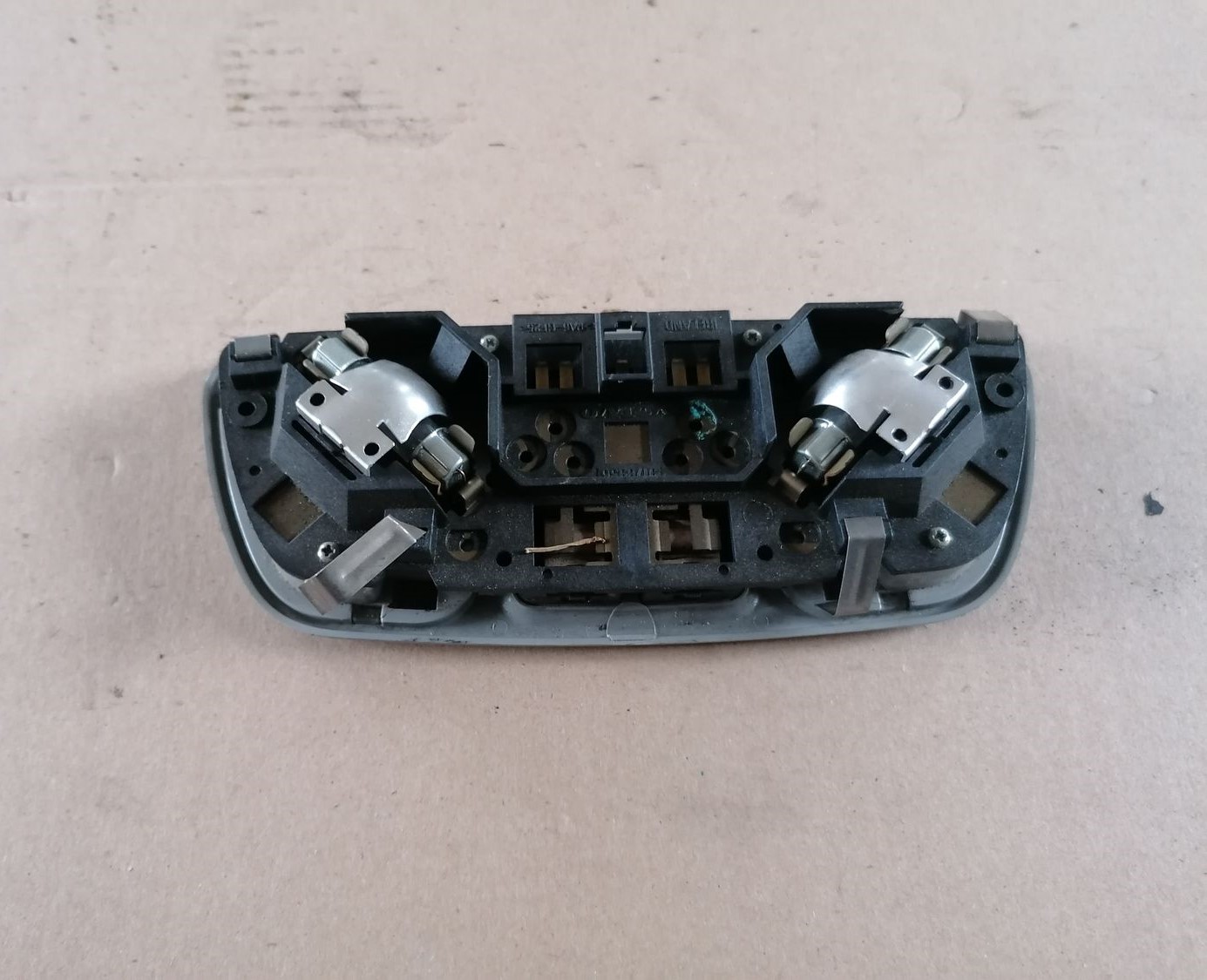 Aizmugurējo sēdvietu apgaismojums priekš VOLVO S60 2004 5 Aizmugurējo sēdvietu apgaismojums priekš VOLVO S60 2004