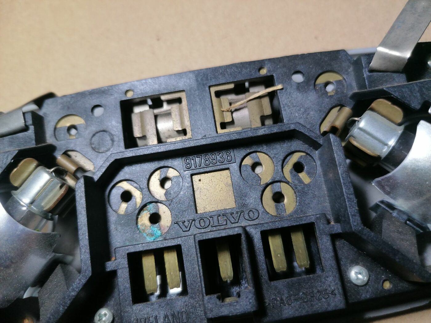 Aizmugurējo sēdvietu apgaismojums priekš VOLVO S60 2004 4 Aizmugurējo sēdvietu apgaismojums priekš VOLVO S60 2004