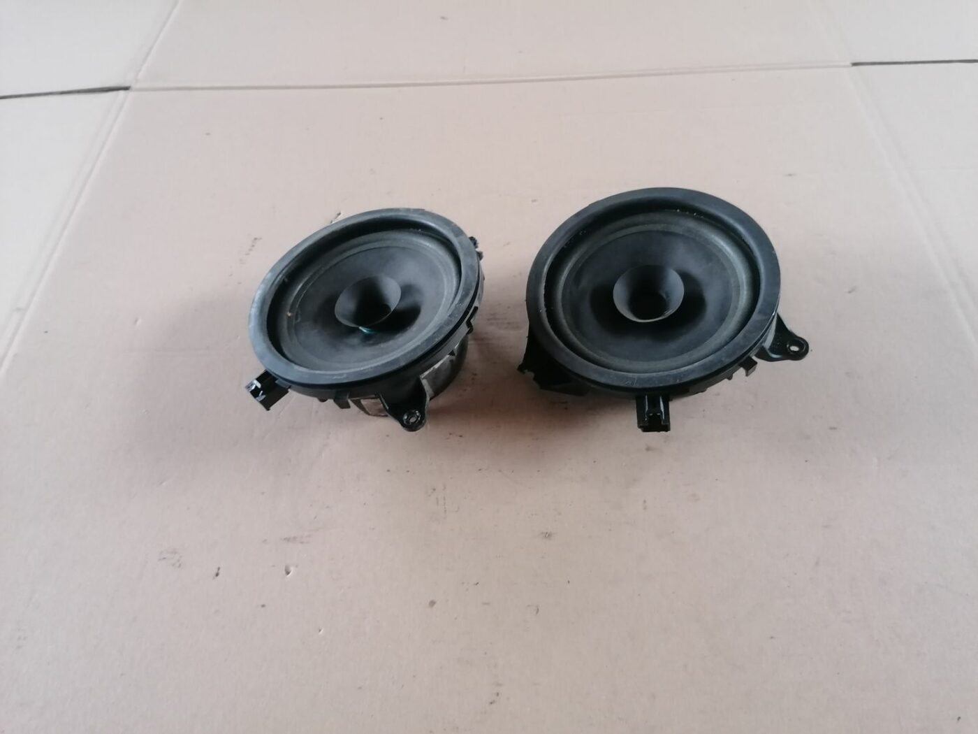 Durvju skaļrunis, apakšā priekš VOLVO S60 2004