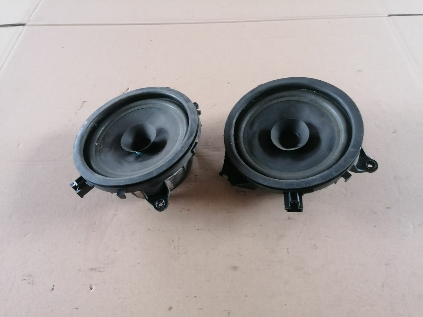 Durvju skaļrunis, apakšā priekš VOLVO S60 2004