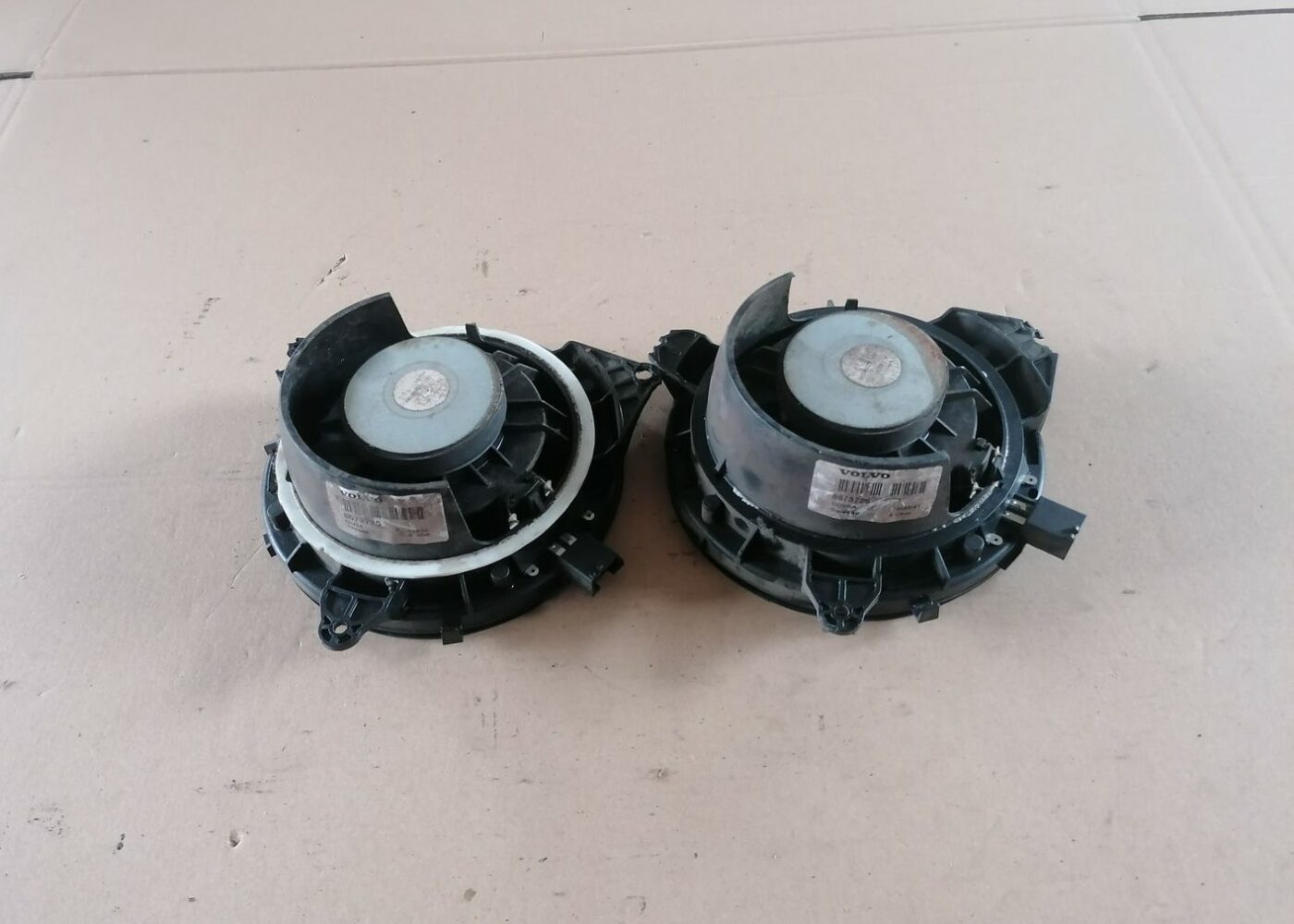 Durvju skaļrunis, apakšā priekš VOLVO S60 2004