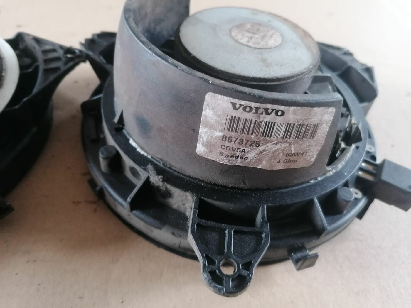 Durvju skaļrunis, apakšā priekš VOLVO S60 2004