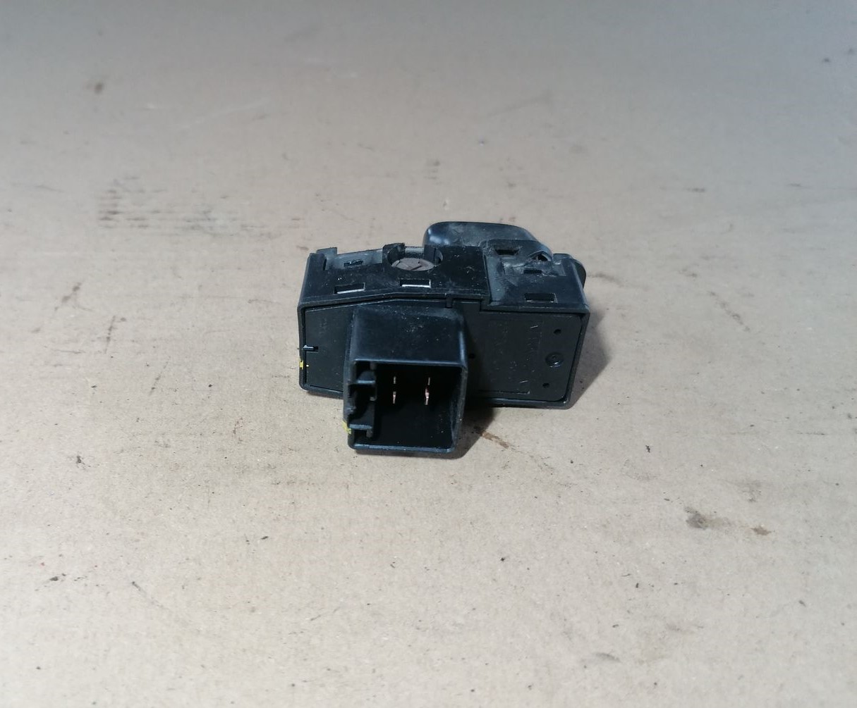 Stikla pacelšanas poga priekš VOLVO S60 2004 4 Stikla pacelšanas poga priekš VOLVO S60 2004