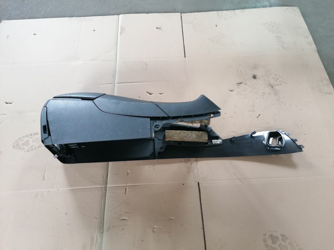 Centrālās konsoles apdares lielākā daļa priekš VOLVO S60 2004 5 Centrālās konsoles apdares lielākā daļa priekš VOLVO S60 2004