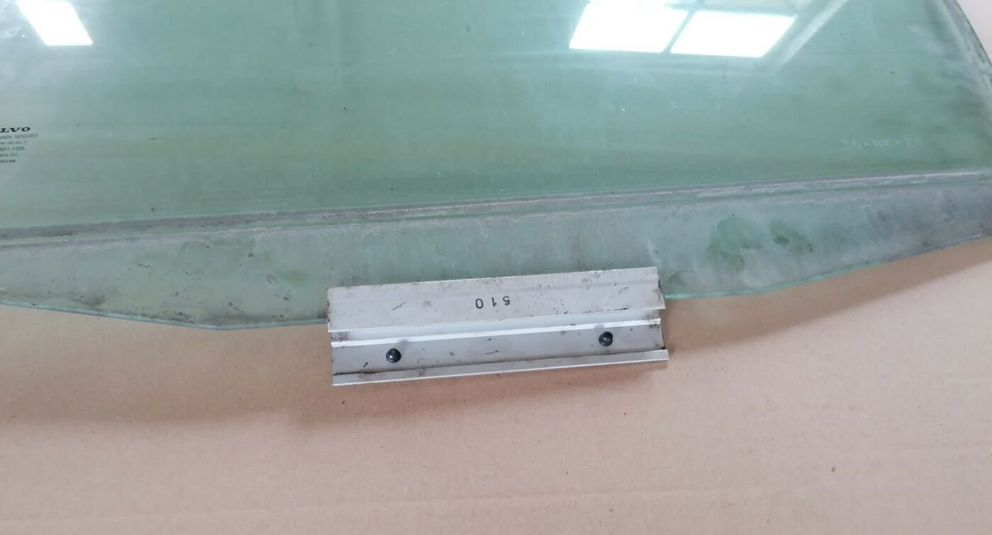 Aizmugurējo kreiso durvju stikls priekš VOLVO S60 2004