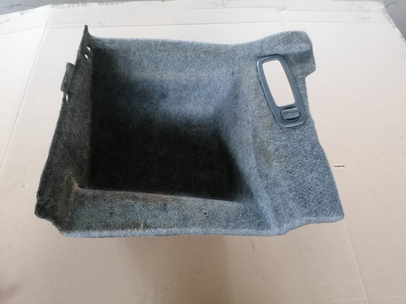 Bagāžnieka nodalījuma sānu apdare priekš VOLVO S60 2004