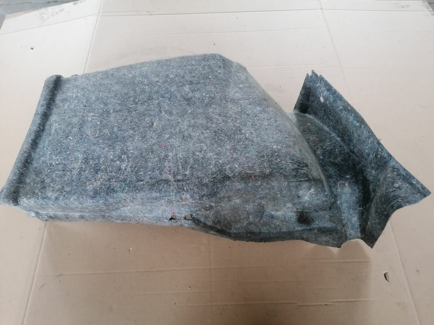 Bagāžnieka nodalījuma sānu apdare priekš VOLVO S60 2004 2 Bagāžnieka nodalījuma sānu apdare priekš VOLVO S60 2004